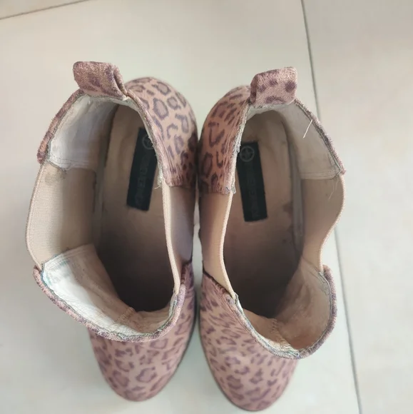 Forever New Chelsea Boots - Picture 3 of 5